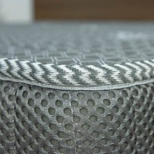 Bên hông nệm được may vải 3D Spacer ấm thoáng nhưng lại vô cùng thoáng mát